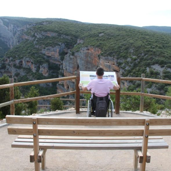 Imagen de usuario de silla de ruedas en un mirador observando el desfiladero del Vero