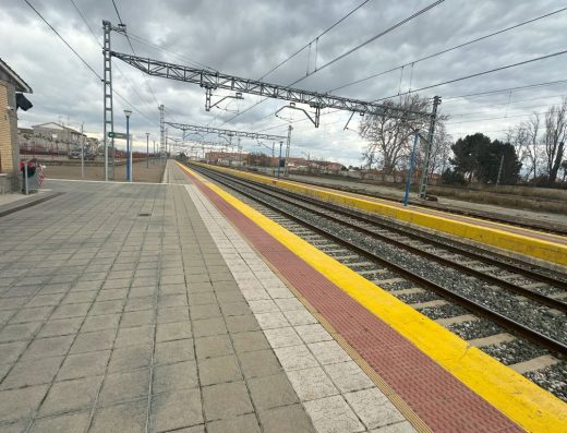 Imagen del anden de la estación de tren.
