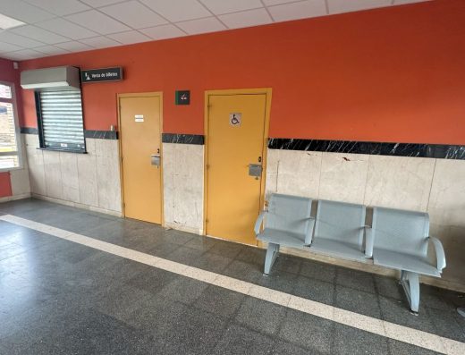 Imagen de bancos de descanso junto a los aseos.