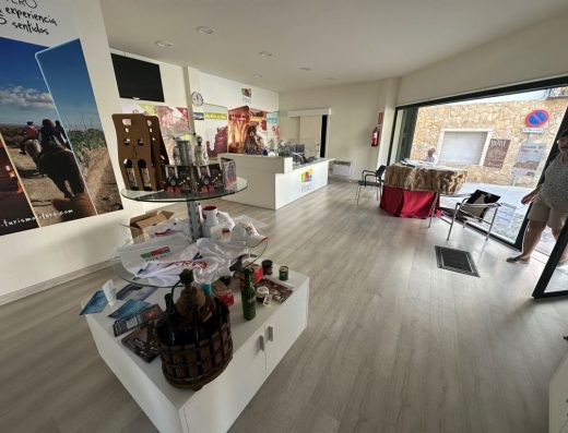 Imagen del interior de la oficina de turismo.