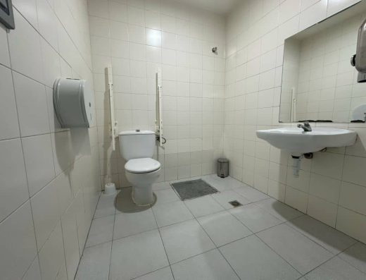 Imagen del interior del aseo adaptado.