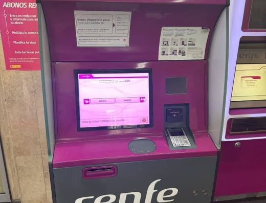Imagen de máquina expendedora de billetes de renfe.