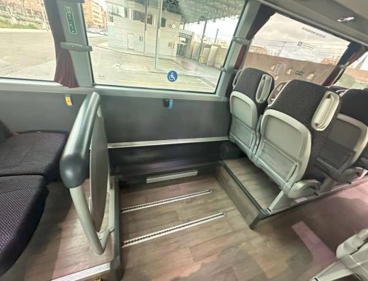 Imagen del interior de un autobús con espacio adaptado.