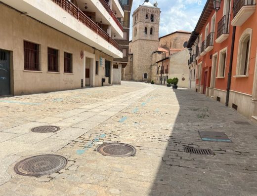 Imagen de una calle con plataforma única.