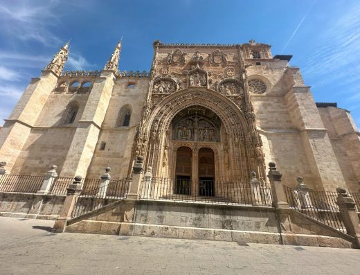 Imagen de la fachada principal de la iglesia.
