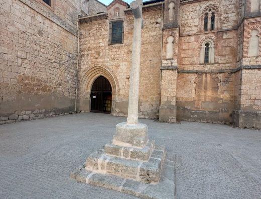 Imagen de crucero frente a la entrada al convento.
