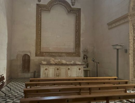 Imagen de una pequeña capilla.