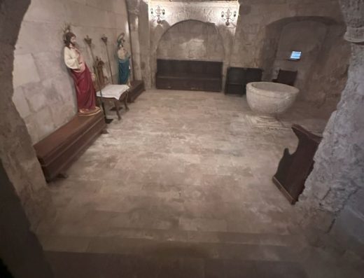 Imagen del interior de la sala bautismal.