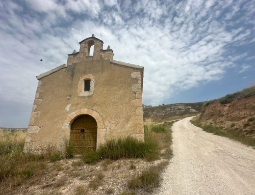 Imagen de la fachada de una antigua ermita.