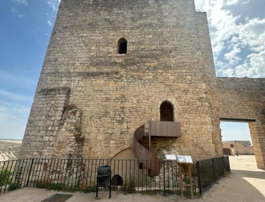Imagen de un torreón junto a una pureta de entrada a la fortificación.