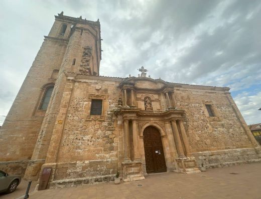 Imagen de la entrada principal a la iglesia.