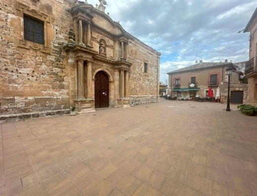 Imagen de un edificio antiguo con entrada neoclásica con pilastras.