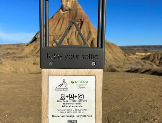 Imagen de un parapeto diseñado para realizarte un selfie con el monumento de fondo.