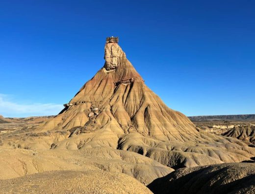 Imagen panorámica del monumento natural con forma de chimenea.