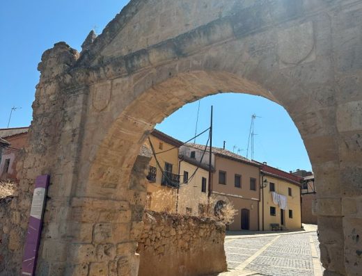 Imagen de un arco de entrada a la localidad, arco de medio punto.