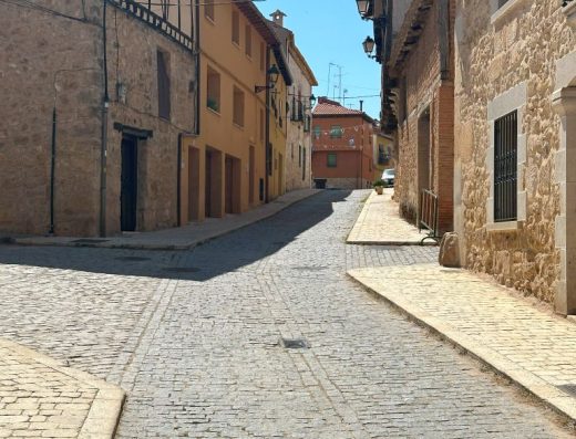Imagen de una calle adoquinada con aceras con pequeño escalón.