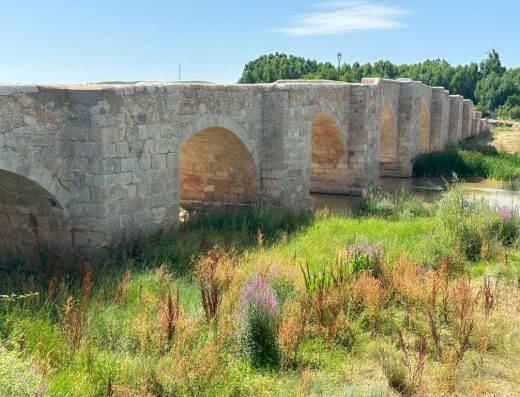 Imagen panorámica de un puente de piedra.