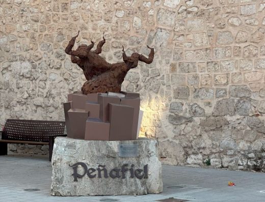 Imagen del monumento que representa el tronco de una vid.