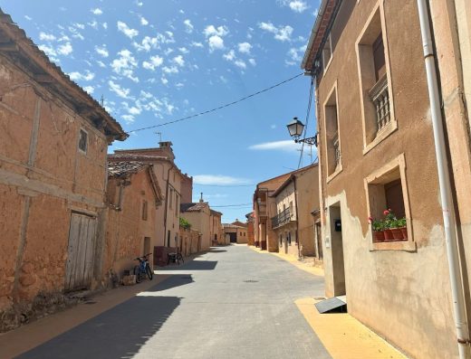 Imagen de una calle con plataforma única.