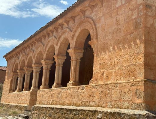 Imagen de un pórtico con galería de arcos de medio punto.