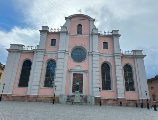 Imagen de la fachada posterior de la catedral con una escultura de San Nicolás.