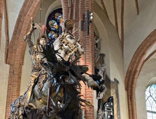 Imagen de una escultura con un jinete a caballo.