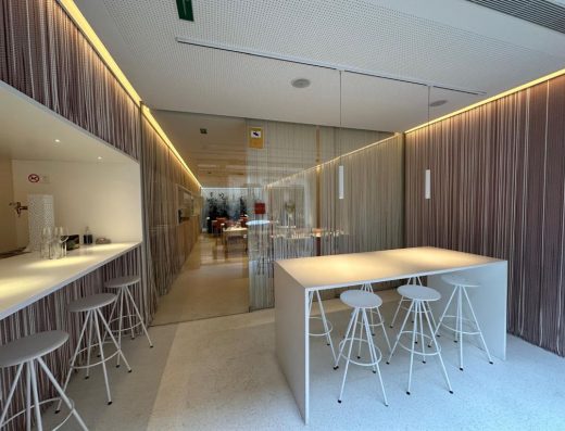 Imagen del interior del restaurante, Una mesa alta con sillas tipo taburete junto a la barra.