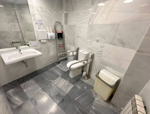Imagen del interior del aseo adaptado.