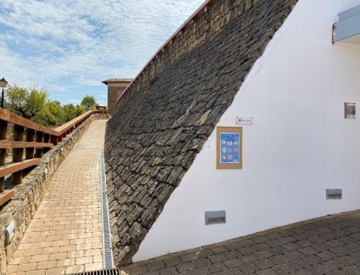 Imagen de una larga rampa exterior.