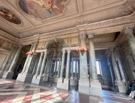 Imagen del interior del palacio con decoración neoclásica con columnas corintias y arcos de medio punto.