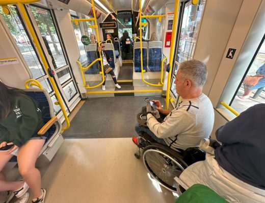 Imagen de una persona en silla de ruedas en el interior del tranvia.