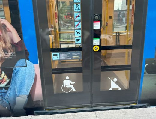 Imagen de la puerta de acceso al tranvía.