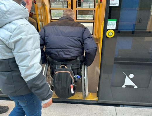 Imagen de un usuario de silla de ruedas accediendo al tranvía.