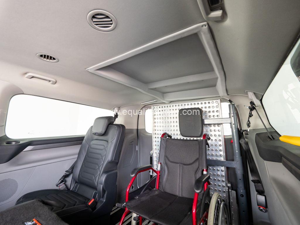 Imagen del interior del vehículo adaptado con una silla de ruedas en el espacio destinado para ello.