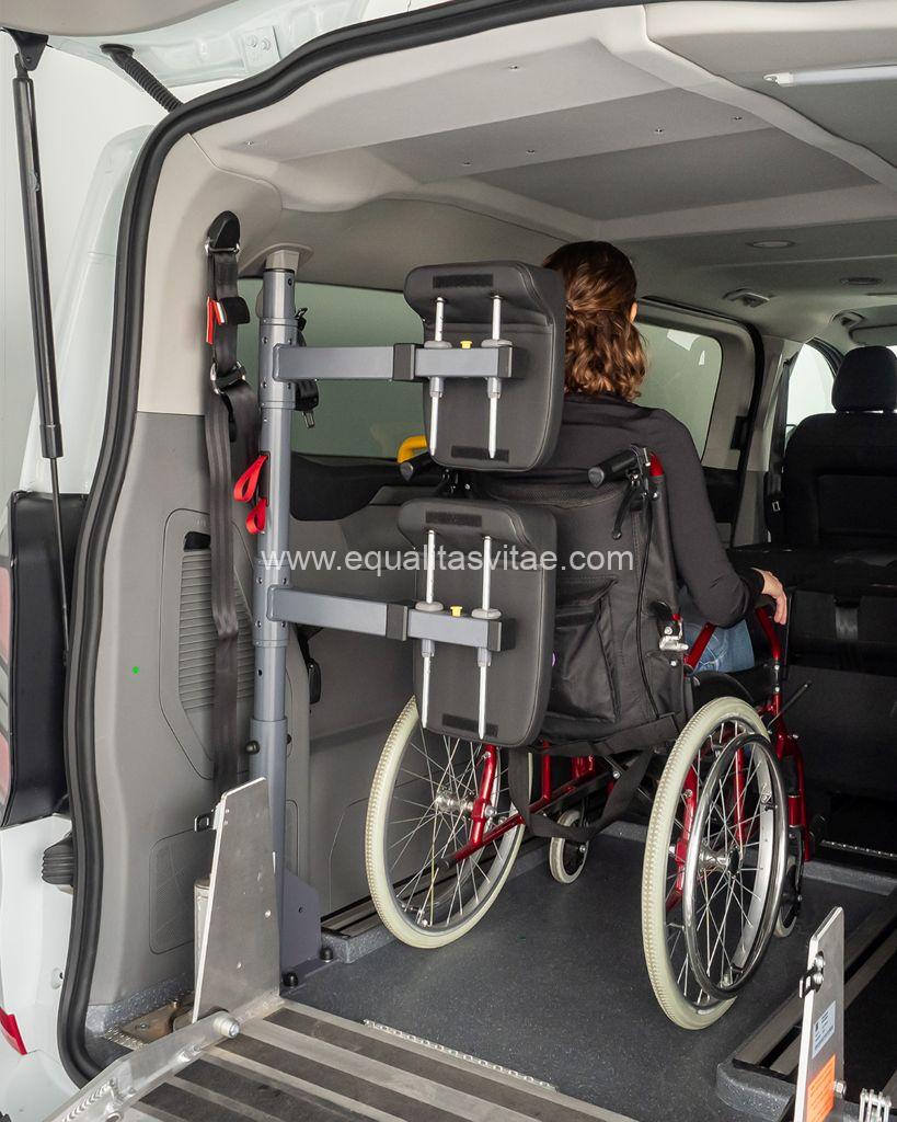 Imagen del interior del vehículo con una persona usuaria de silla de ruedas.