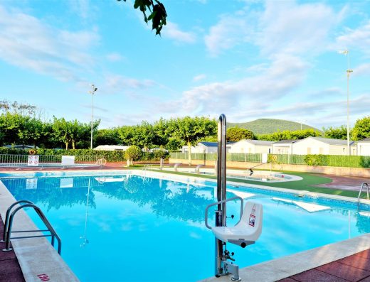 Imagen de la piscina con grúa.