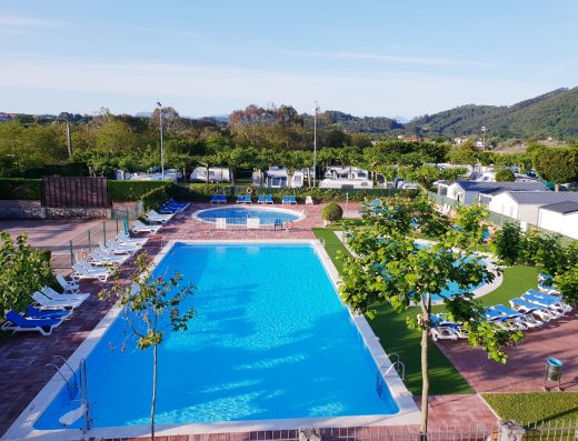 Imagen panorámica de la piscina.