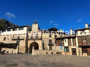 Imagen de la plaza mayor de Poza de la sal.