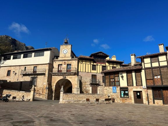 Imagen de la plaza mayor de Poza de la sal.