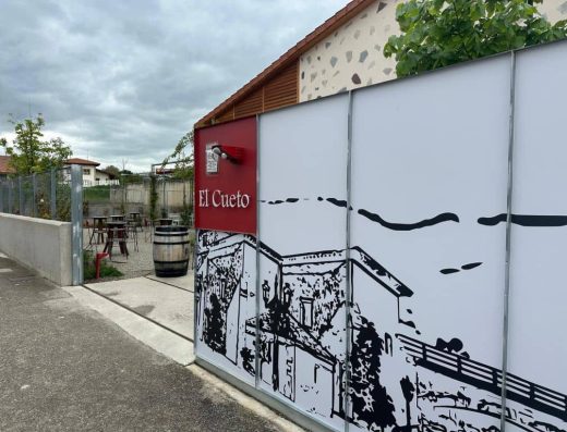 Imagen del portón exterior de acceso a la finca donde se encuentra el restaurante.
