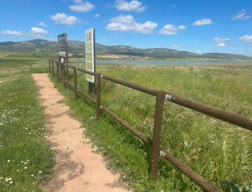 Imagen del sendero hacia el panel que hay en el mirador de la laguna.