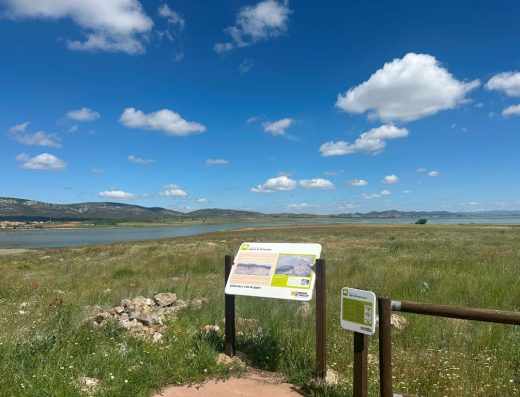 Imagen panorámica del mirador con sus dos paneles y al fondo la laguna de Gallocanta.