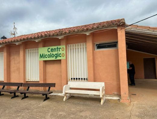 Imagen de la fachada con el cartel indicativo de Centro micológico.