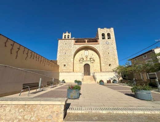 Imagen panorámica del entorno y fachada principal de la iglesia con escaleras de acceso.