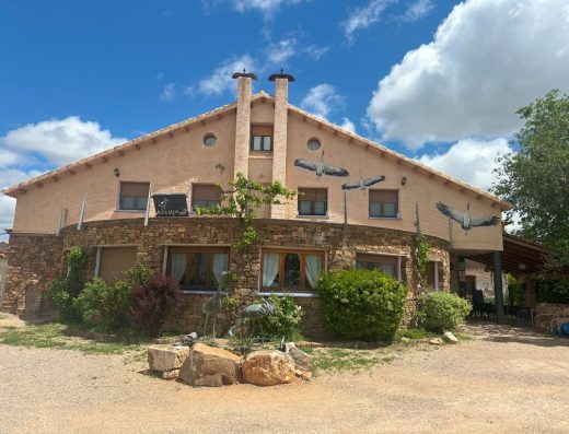 Imagen de la fachada principal del albergue.