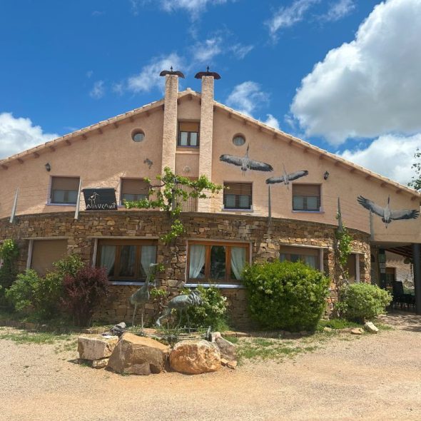 Imagen de la fachada principal del albergue.