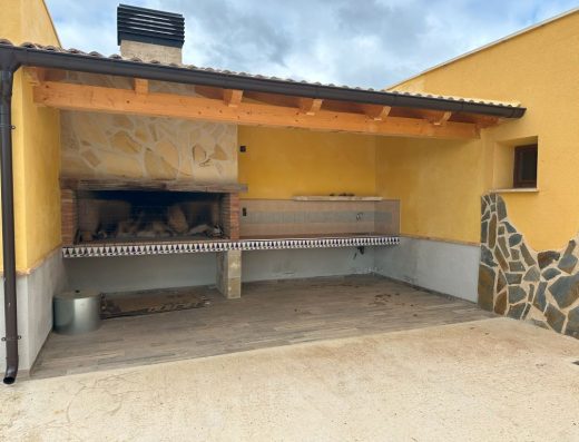 Imagen del barbacoa y lavadero exterior.