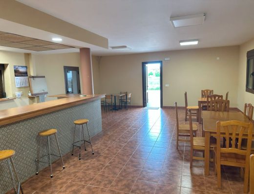 Imagen del interior del bar con gran espacio.