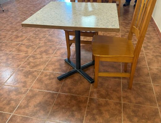 Imagen de una mesa con pata central.