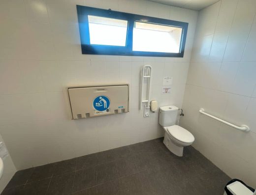 Imagen del interior del baño adaptado.